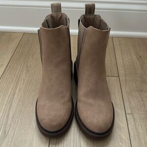 Rocket Dog Iggie Chelsea Boot - Taupe Size 6.5